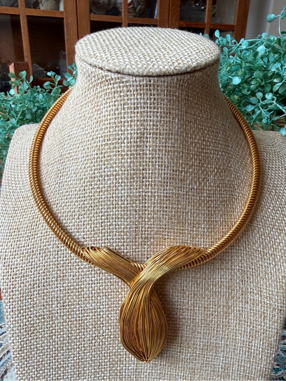 Gold Tone Wire Statement Necklace Sculptural Leaf Pendant Adjustable